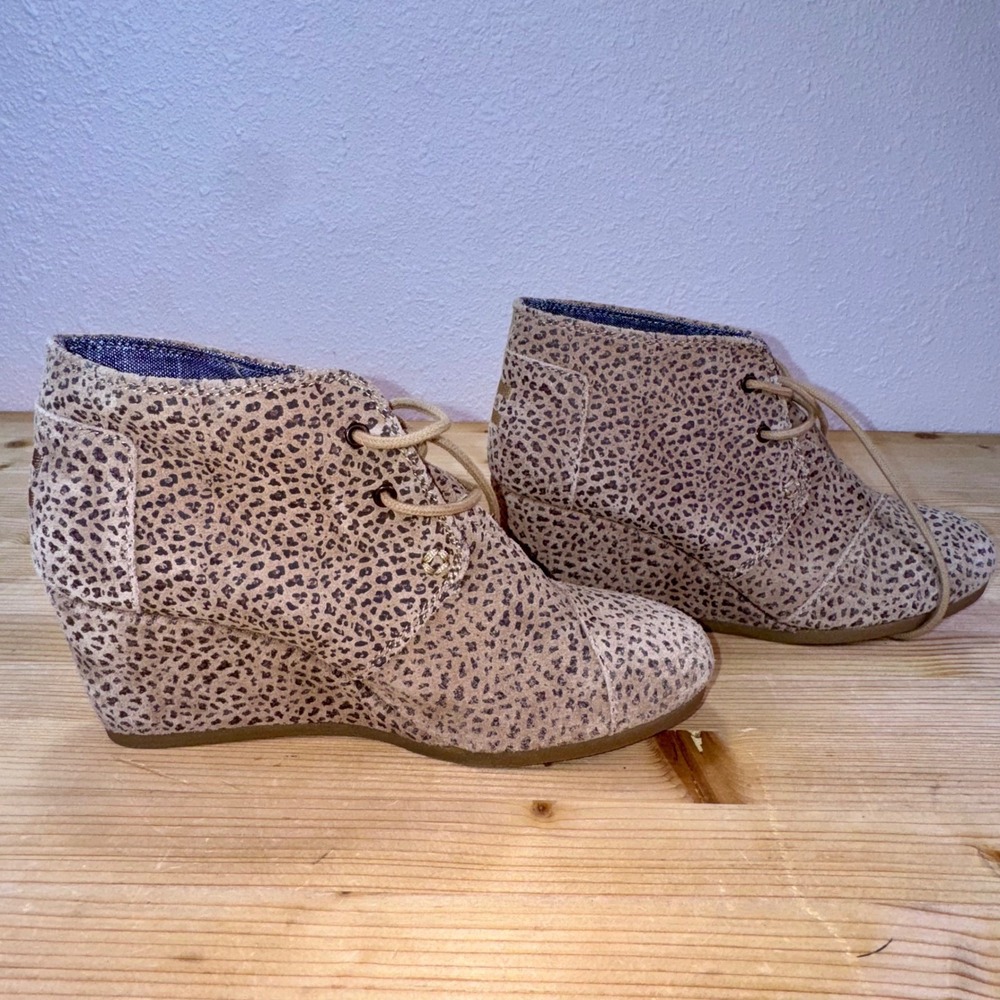 TOMS Desert Wedge Booties Leopard Print Suede Tan W8.5 Casual Boho Fall Shoes